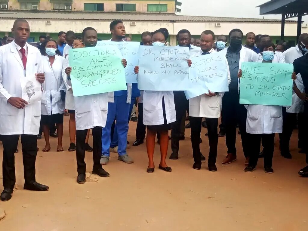 Doctors protesting the killing of their colleague in UBTH yesterday. Photo By Ozioruva Aliu 1024x768 1