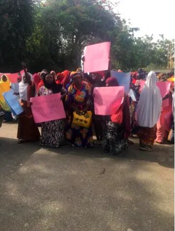 [BREAKING] 2023: Protesters Storm Jonathan’s Office, Ask Him To Declare For Presidential Race