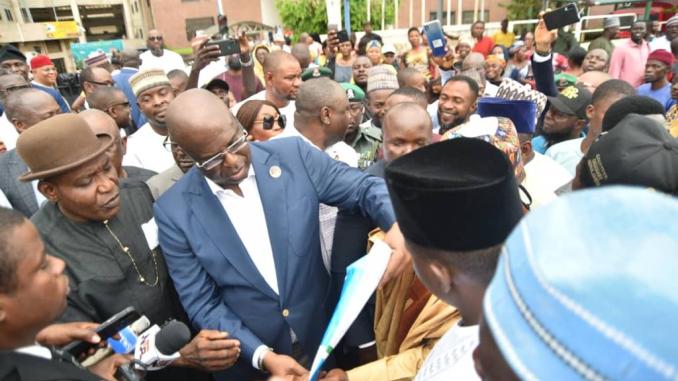 BREAKING: Crowd Besiege NNPC Towers, Presents N100m Prsidential Forms To Sylva