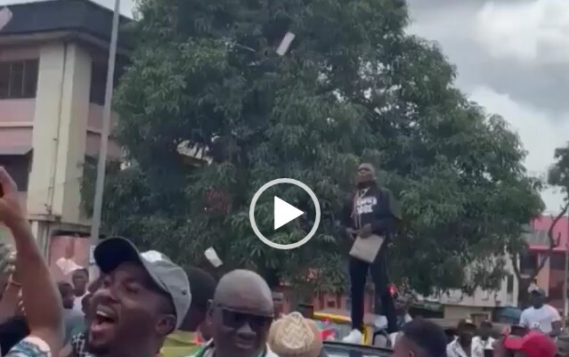 Man Makes Money Rain During Rally For Peter Obi In Onitsha (VIDEO)