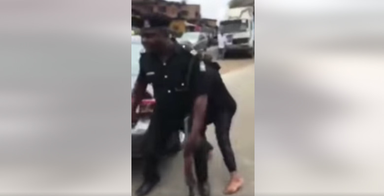 Moment Police Officer Was Dragged By Lagos Resident (VIDEO)
