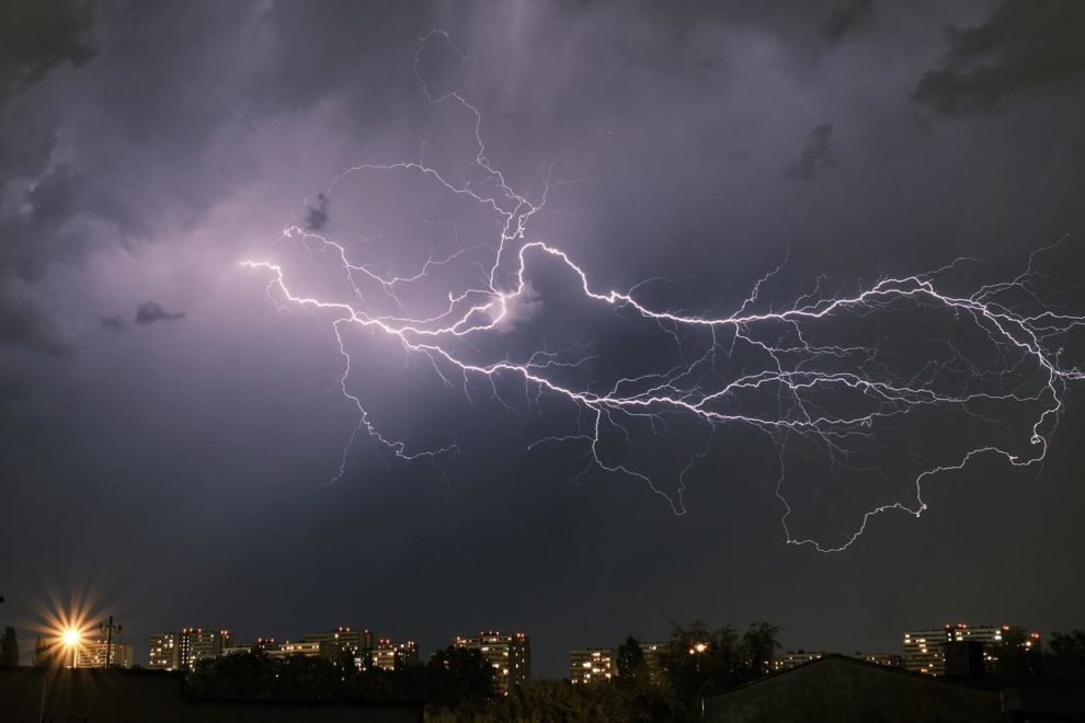 lightning 6186570 1280 990x660 1