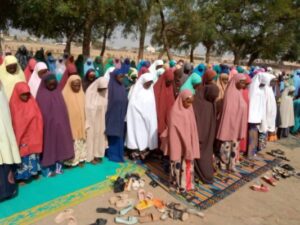 Muslims praying 4