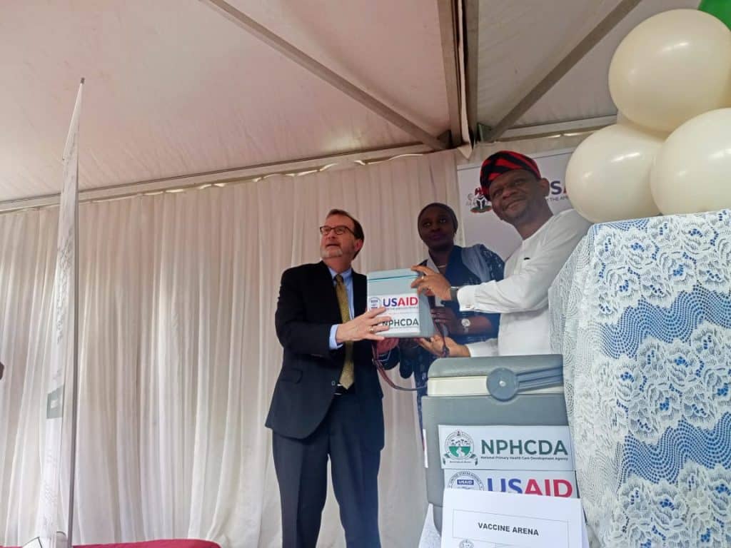 The official handover of the vaccine 1024x768 1