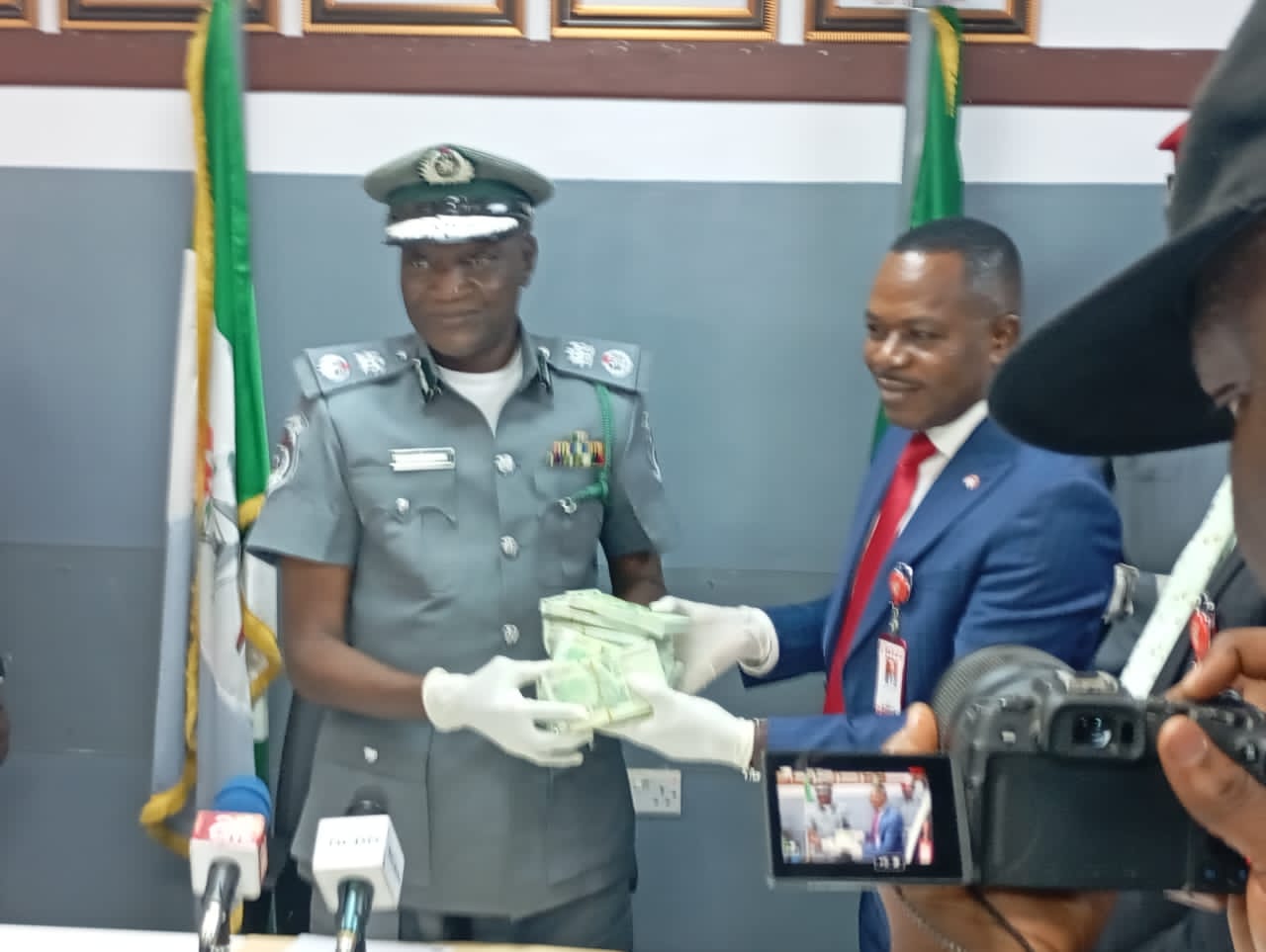 Customs hand over seized foreign currency to EFCC in Ogun