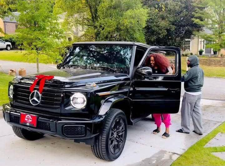 Davido with Chioma and the new GWagon he gifted her