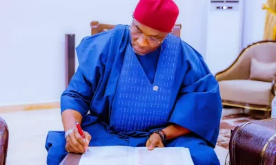 Benjamin Kalu signing Tinubu PreNomination form.jpg