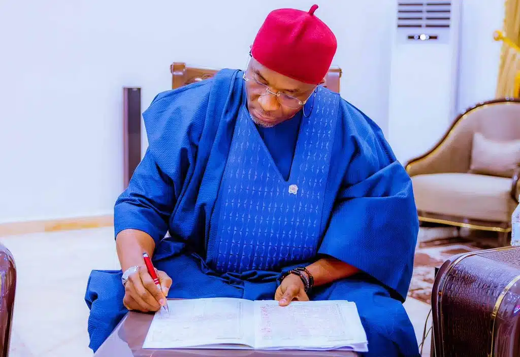 Benjamin Kalu signing Tinubu PreNomination form.jpg